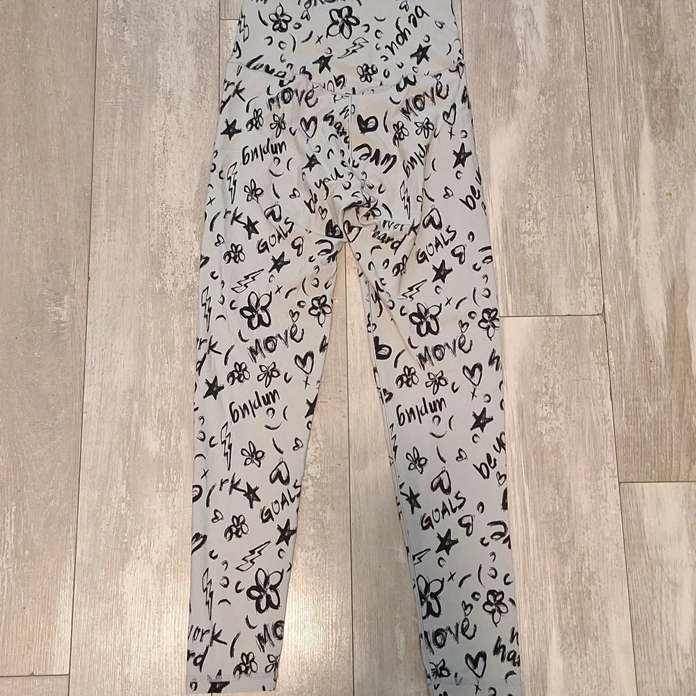 Aerie Offline  Womens  Black and Light Gray Size Medium  Graphic Leggings - Picture 3 of 3